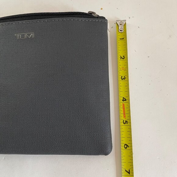 Tumi For Delta Black Travel Pouch With Zipper Closure & Textured Finish - Picture 4 of 5